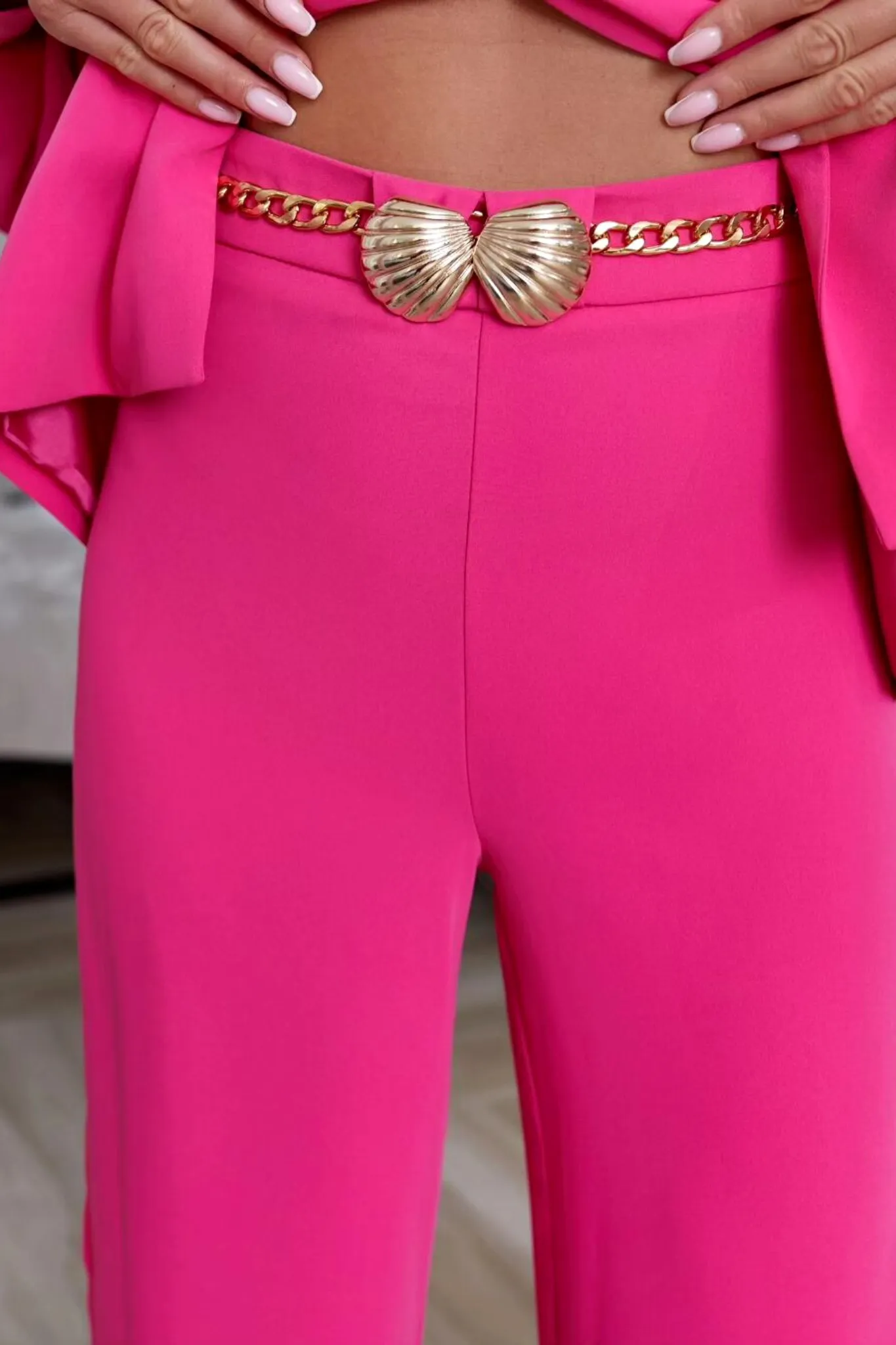 Completo tailleur fucsia giacca con maniche aperte e pantalone a gamba larga